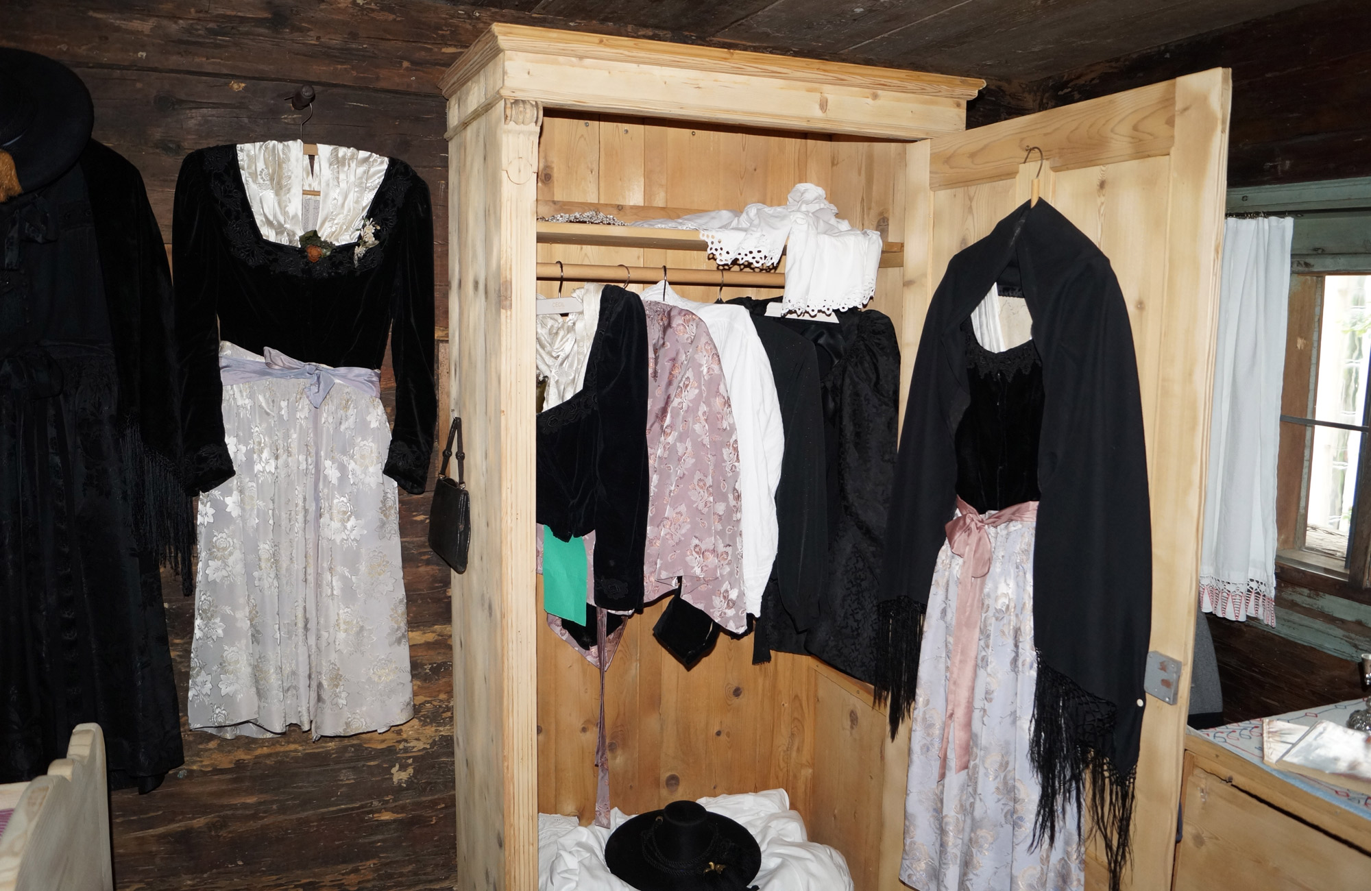 Zillertaler Tracht in einem Schrank im Museum Strasserhäusl