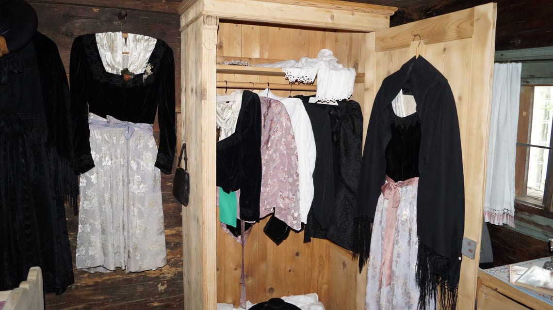 Zillertaler Tracht in einem Schrank im Museum Strasserhäusl