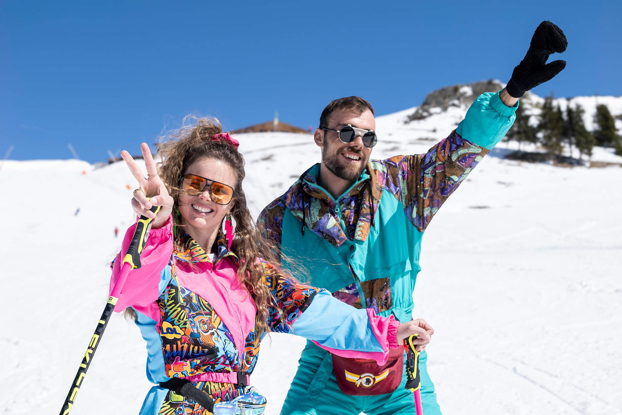 Zwei Personen auf der Piste in Retro Outfits