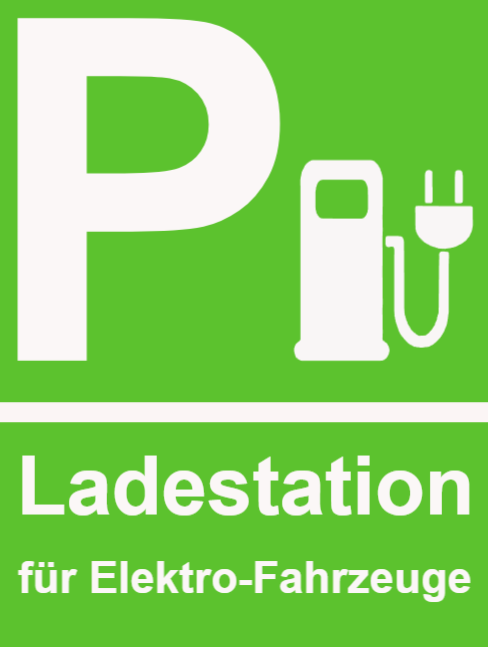 Grünes Parkhaus-Schild mit großem P, Ladestation für Elektrofahrzeuge und Text in Deutsch.
