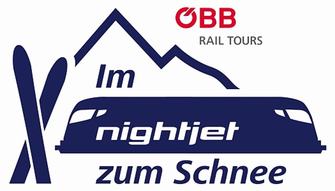 ÖBB Nightjet - Anreise mit dem Zug ÖBB Rail Tours Logo 'Im Nightjet zum Schnee'. Zeigt blaue Bergsilhouette mit gekreuzten Skiern und stilisierte Nightjet-Zugform. Bewirbt Skiurlaub-Angebote mit dem ÖBB Nachtzug.