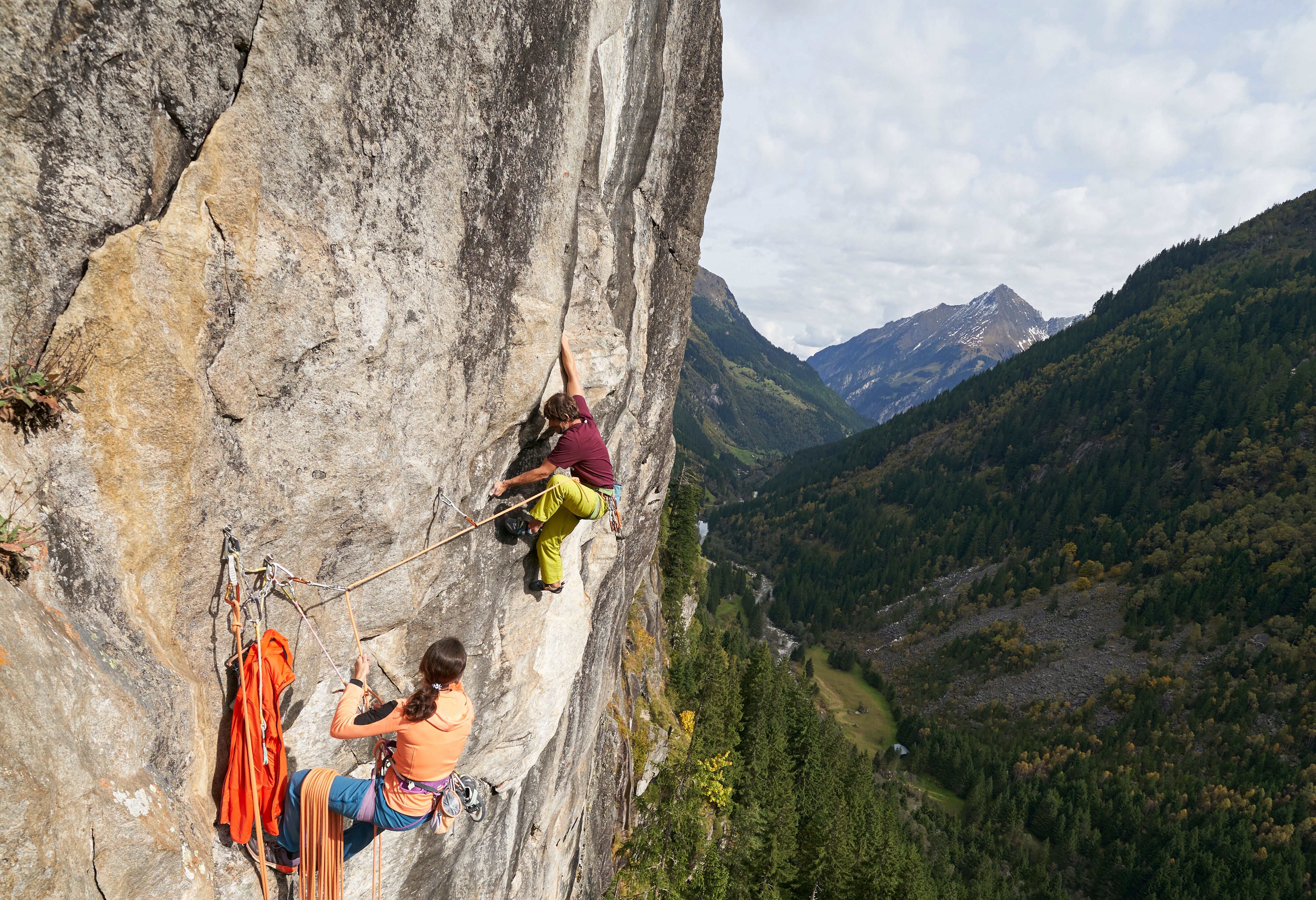Uwe Eder in der 3. Seillänge der Route »Südsee Boulevard« (9-). Wiegland, Zillertal