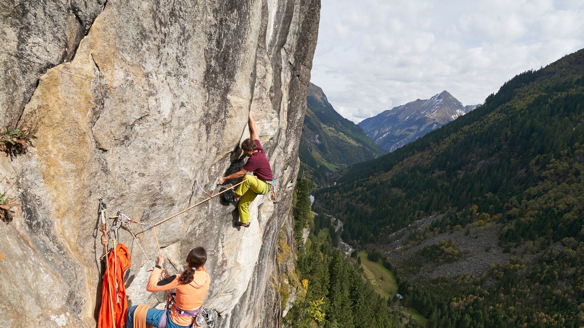 Uwe Eder in der 3. Seillänge der Route »Südsee Boulevard« (9-). Wiegland, Zillertal