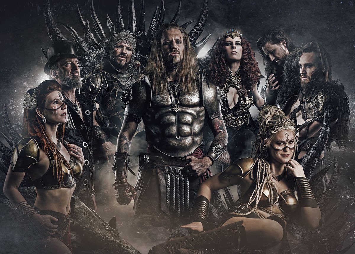 Bandfoto von Feuerschwanz beim Full Metal Mayrhofen 2027: Die deutsche Folk- und Mittelalter-Rockband posiert in Fantasy- und Rüstungskostümen vor dunklem, rauchigem Hintergrund.