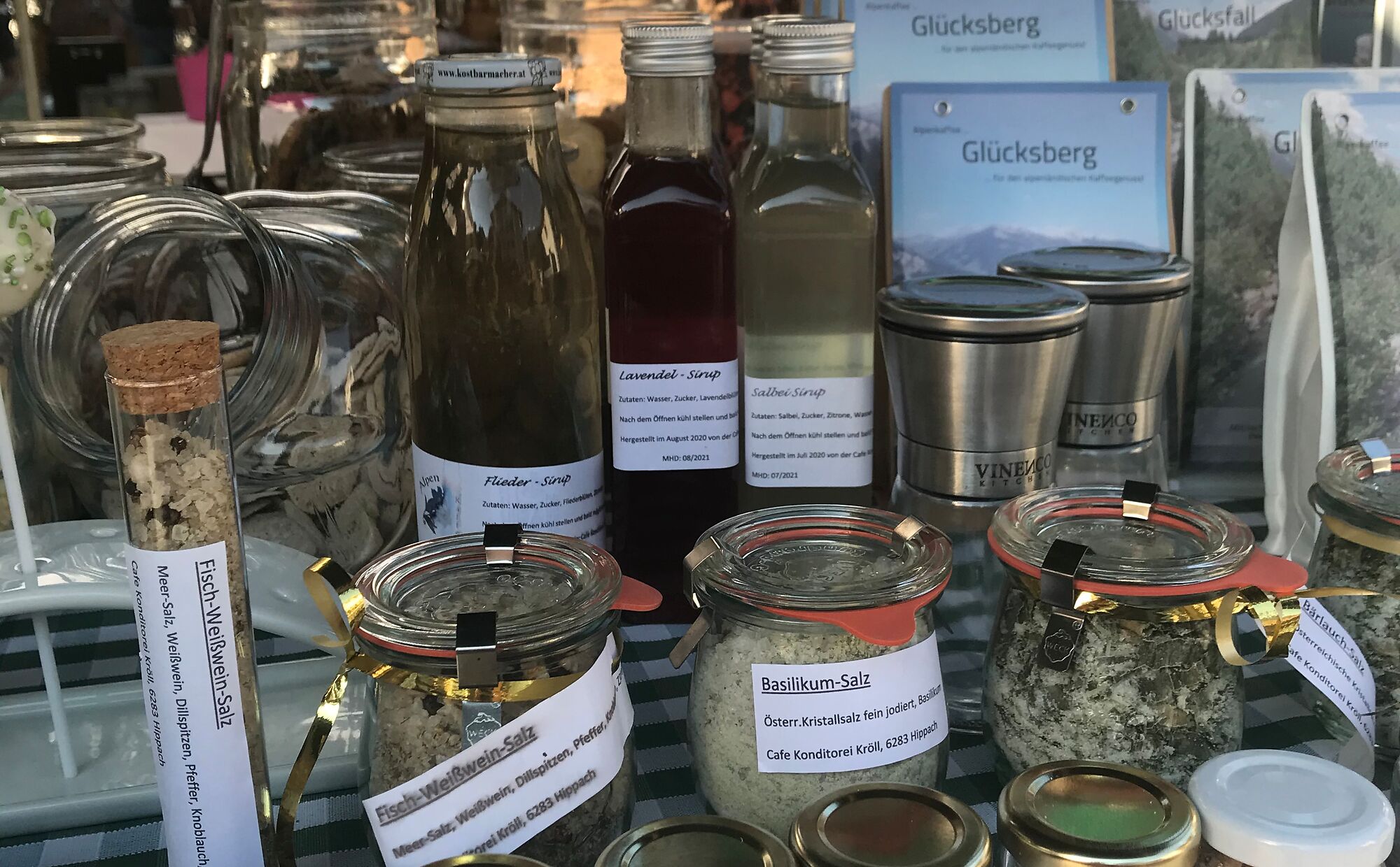 Das Bild zeigt Gewürze und Liköre schön platziert am Bauernmarkt.