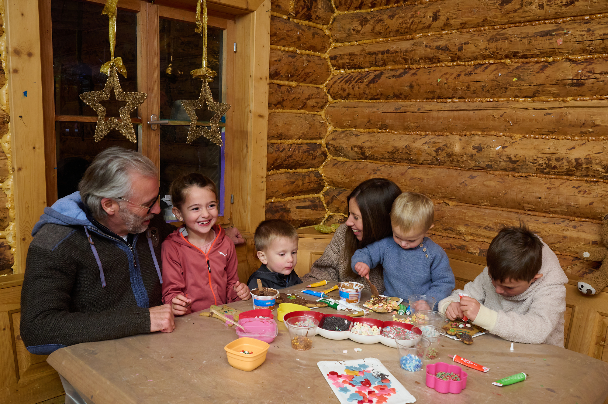 Lebkuchen verzieren in der Kinderbackstube beim Mayrhofner Advent