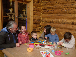 mys-Decorating gingerbread in the children's bakery at Mayrhofen Advent-Children's baking workshop at Mayrhofner Advent
