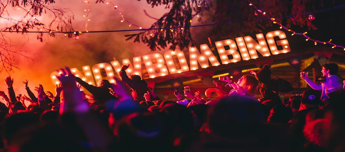 Das Bild zeigt ein feierndes Publikum am Waldfestplatz