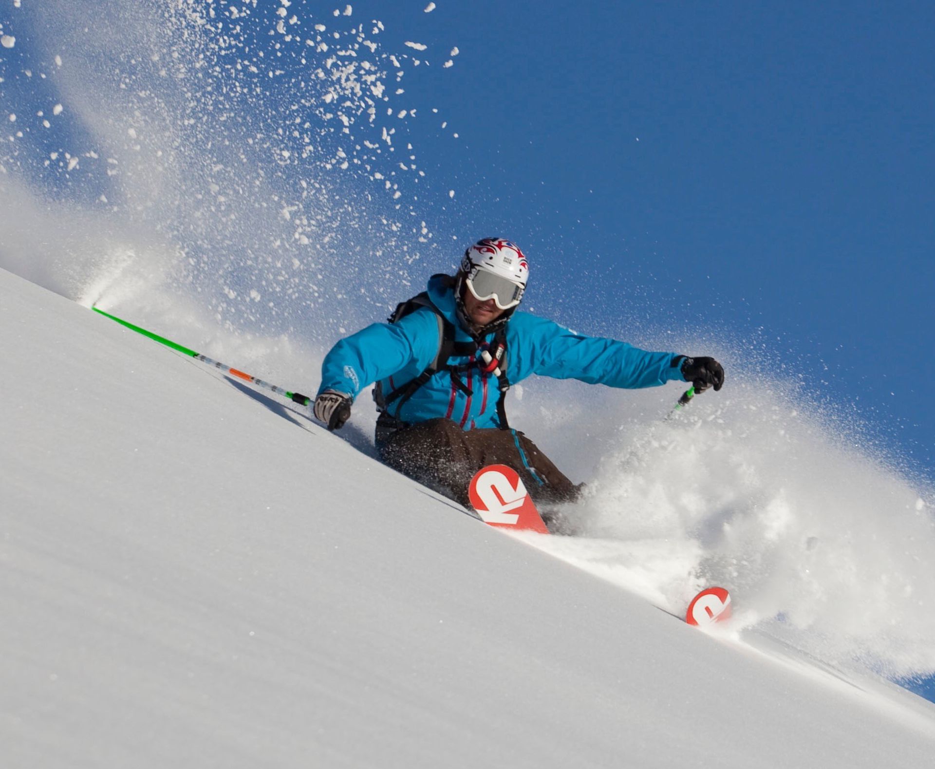 Freerider fährt im Zillertal bei Mayrhofen durch unberührten Tiefschnee – Powder-Abfahrt im Freeride-Gebiet Zillertal.