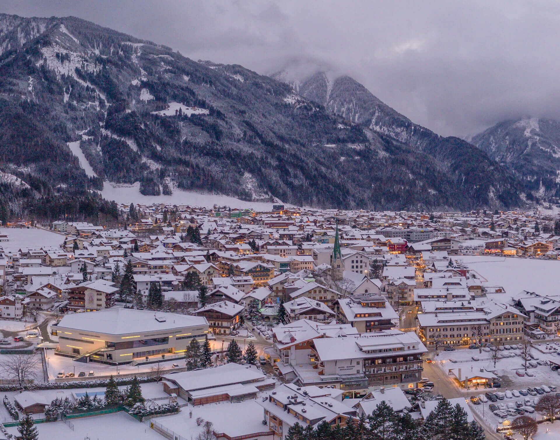 Ortsansicht von Mayrhofen im Zillertal im Winter