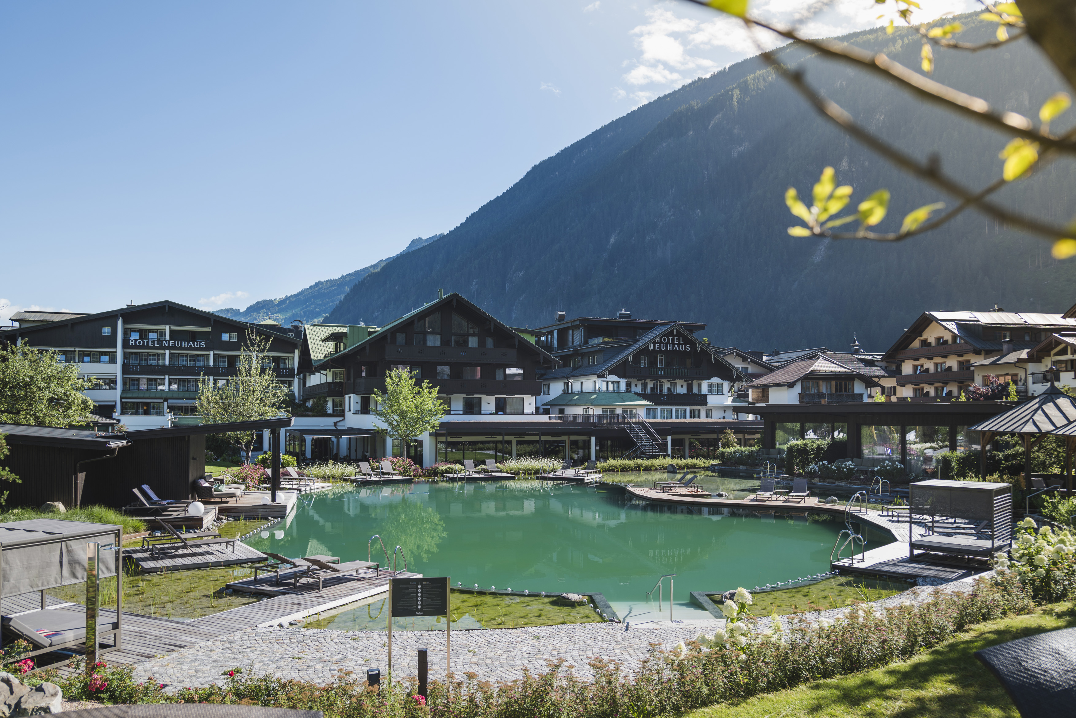 Naturbadesee im Neuhaus Zillertal Resort