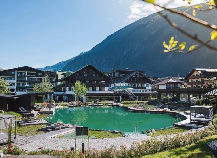 Naturbadesee im Neuhaus Zillertal Resort