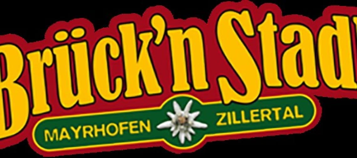 Das Logo vom Brücken Stadl hat einen weißen Hintergrund. Die gelbe Schrift ist von einem roten Rahmen umgeben. Darunter steht „Mayrhofen“, eingerahmt in Grün – ein farbenfrohes und auffälliges Design