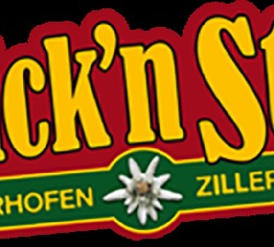 Das Logo vom Brücken Stadl hat einen weißen Hintergrund. Die gelbe Schrift ist von einem roten Rahmen umgeben. Darunter steht „Mayrhofen“, eingerahmt in Grün – ein farbenfrohes und auffälliges Design