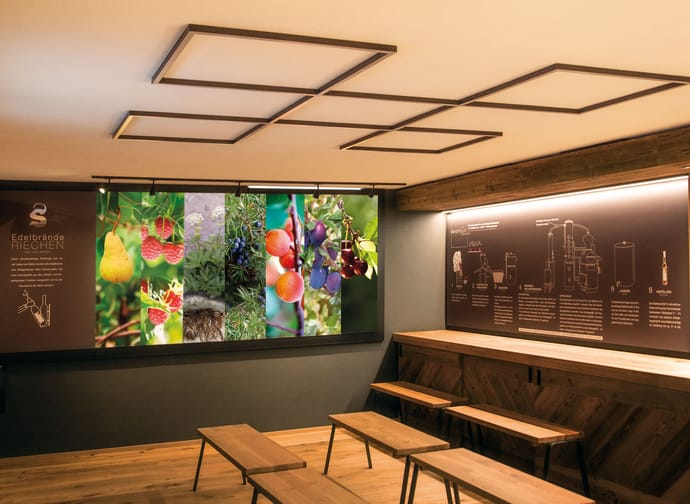 mys-Erkundungstour Schnapsverkostung Stiegenhaushof-Schaubrennerei Stiegenhaushof KG - Stiegenhauser-Schauraum.jpg