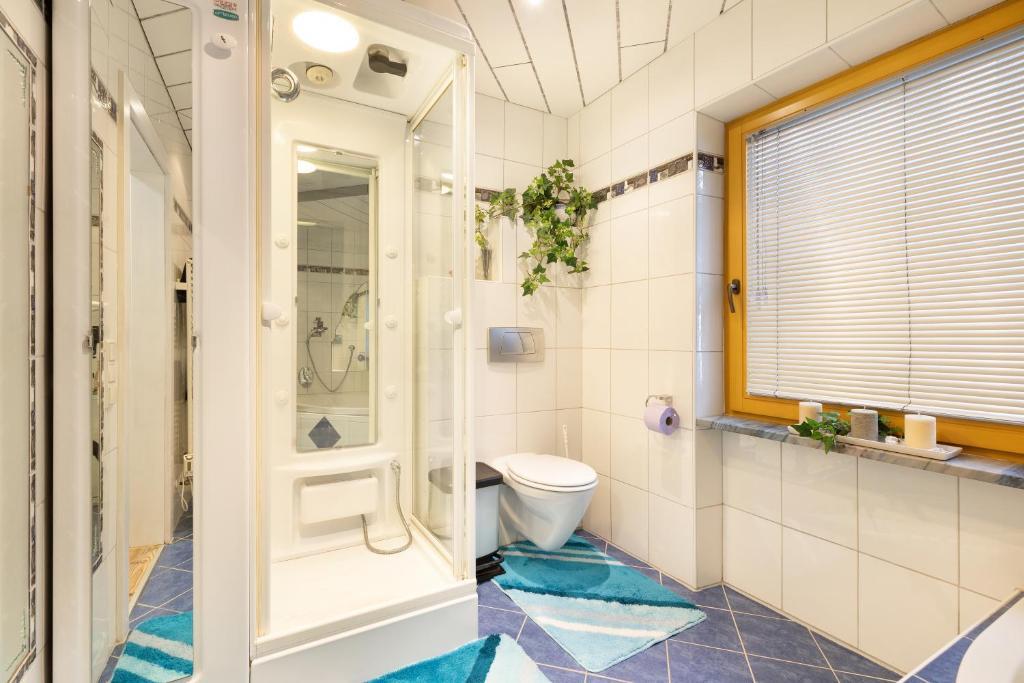 feratel-Ferienwohnung Bonny - Zillertal_Ferienwohnung Bonny_Badezimmer_Dampfdusc