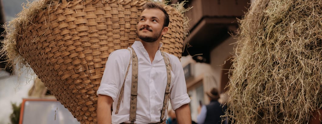 mhf-brauchtumsumzug-bauern-musikherbst-mayrhofen-foto-phillip-geisler.jpg mhf-brauchtumsumzug-bauern-musikherbst-mayrhofen-foto-phillip-geisler.jpg