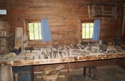 Ausstellung von altem Werkzeug im Strasserhäusl