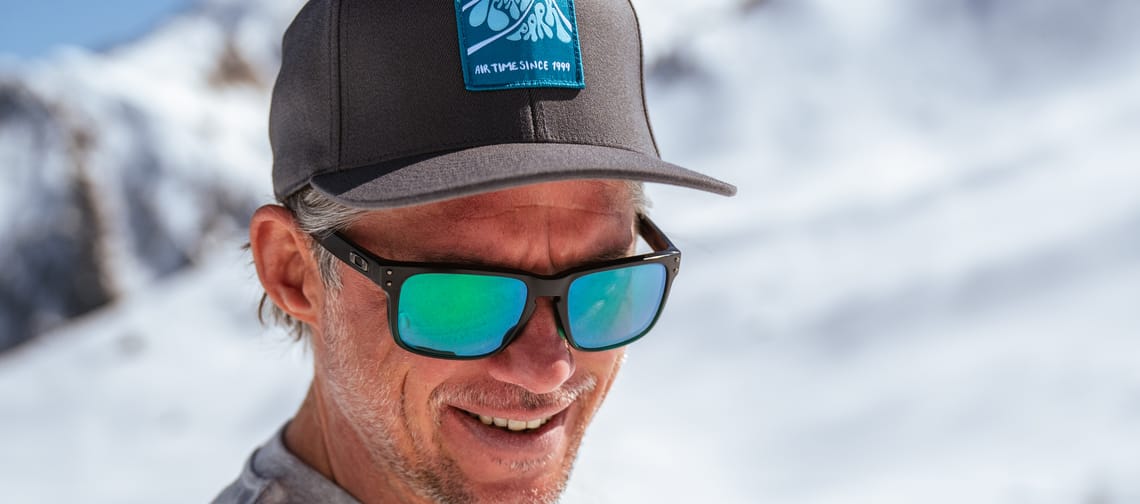 Mann steht auf dem Berg mit der PenkenPark Cap