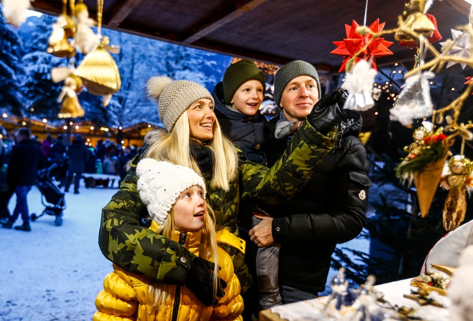 Familie besucht den Mayrhofner Advent am Waldfestplatz 