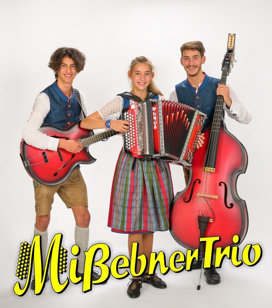 Das Bild zeigt das Mißebner Trio mit ihren Instrumenten sowie den Namen der Gruppe in gelber Schrift.