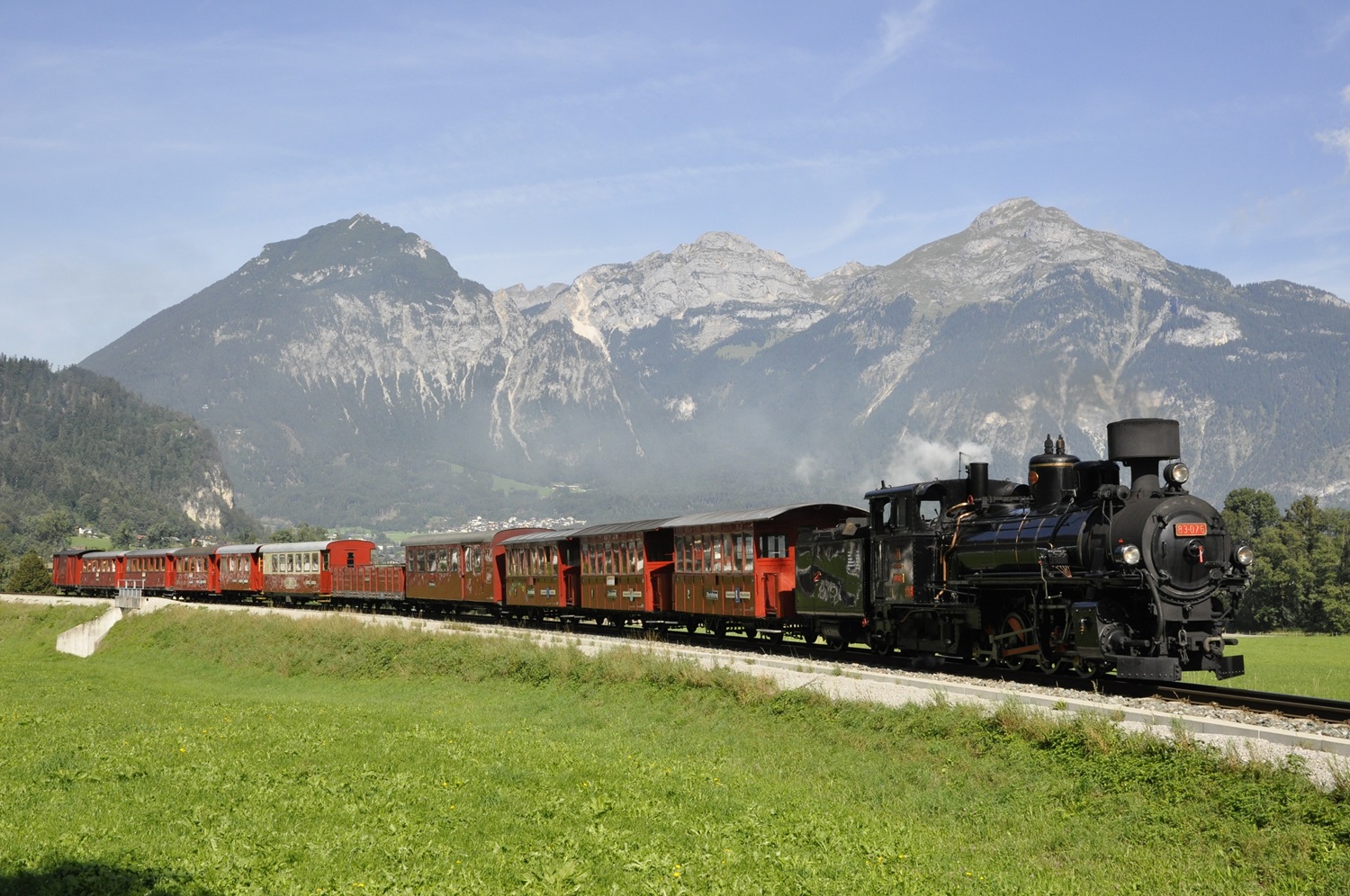 romantischer Dampfzug vor Bergkulisse