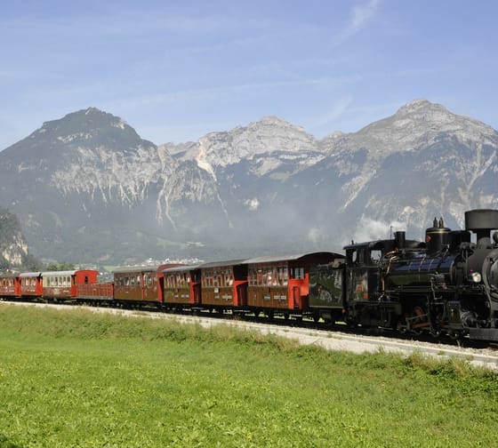 romantischer Dampfzug vor Bergkulisse