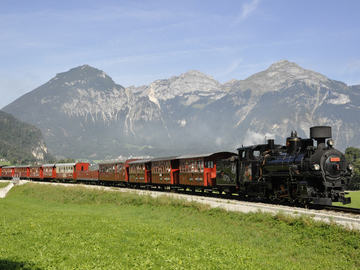 mys-Dampfzug Ticket Hin- und Retour Jenbach - Mayrhofen - Ermäßigte Rückfahrt-Zillertaler Dampfzug vor Bergkulisse