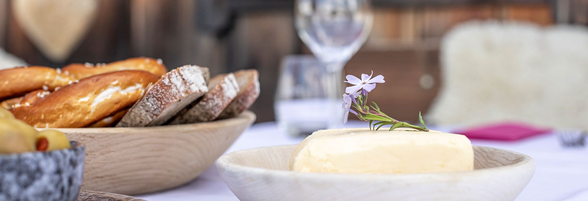 Ein reichgedeckter Tisch mit Beeren, Obst und Brotjause aus der Vogelperspektive