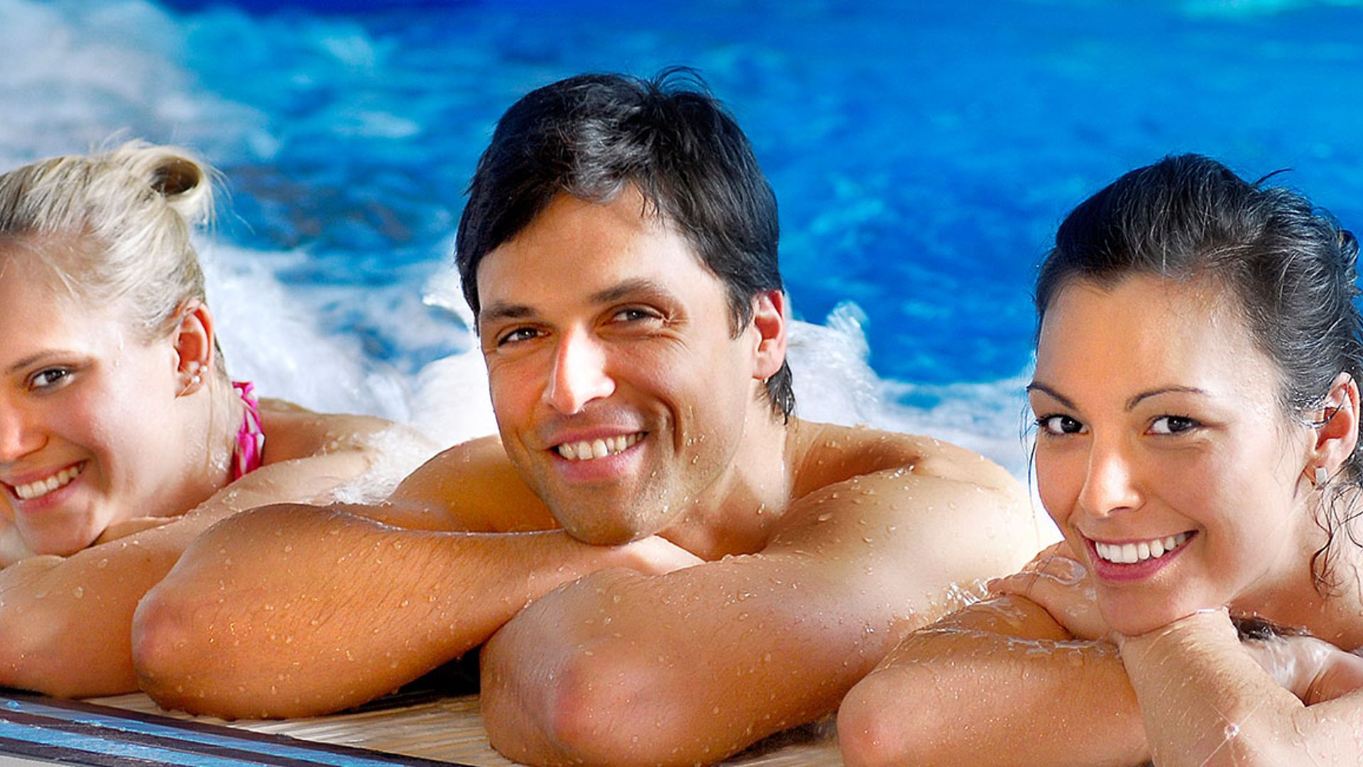 Relax and unwind while swimming at the outdoor and indoor pools in the Zillertal.