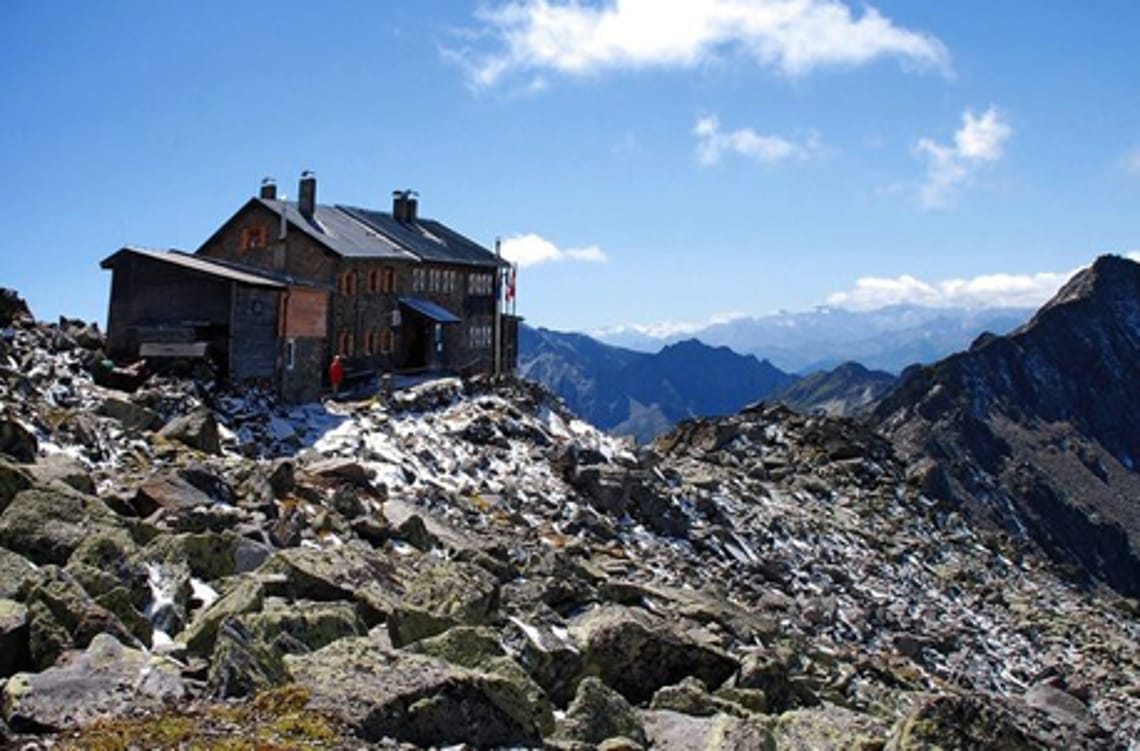 Landshuter Europa-Hütte Die Landshuter Europa-Hütte im Sommer.