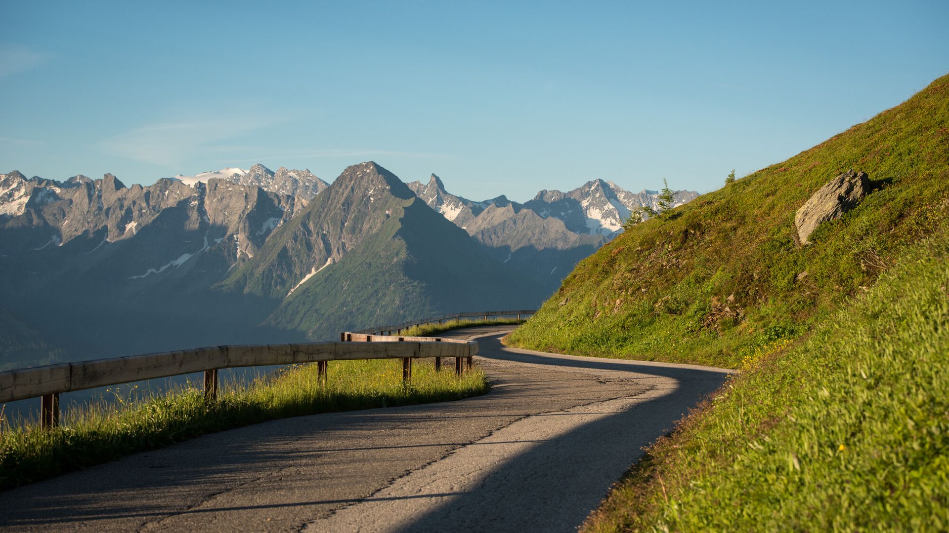 Zillertaler Höhenstraße mit Alpenpanorama im Sommer