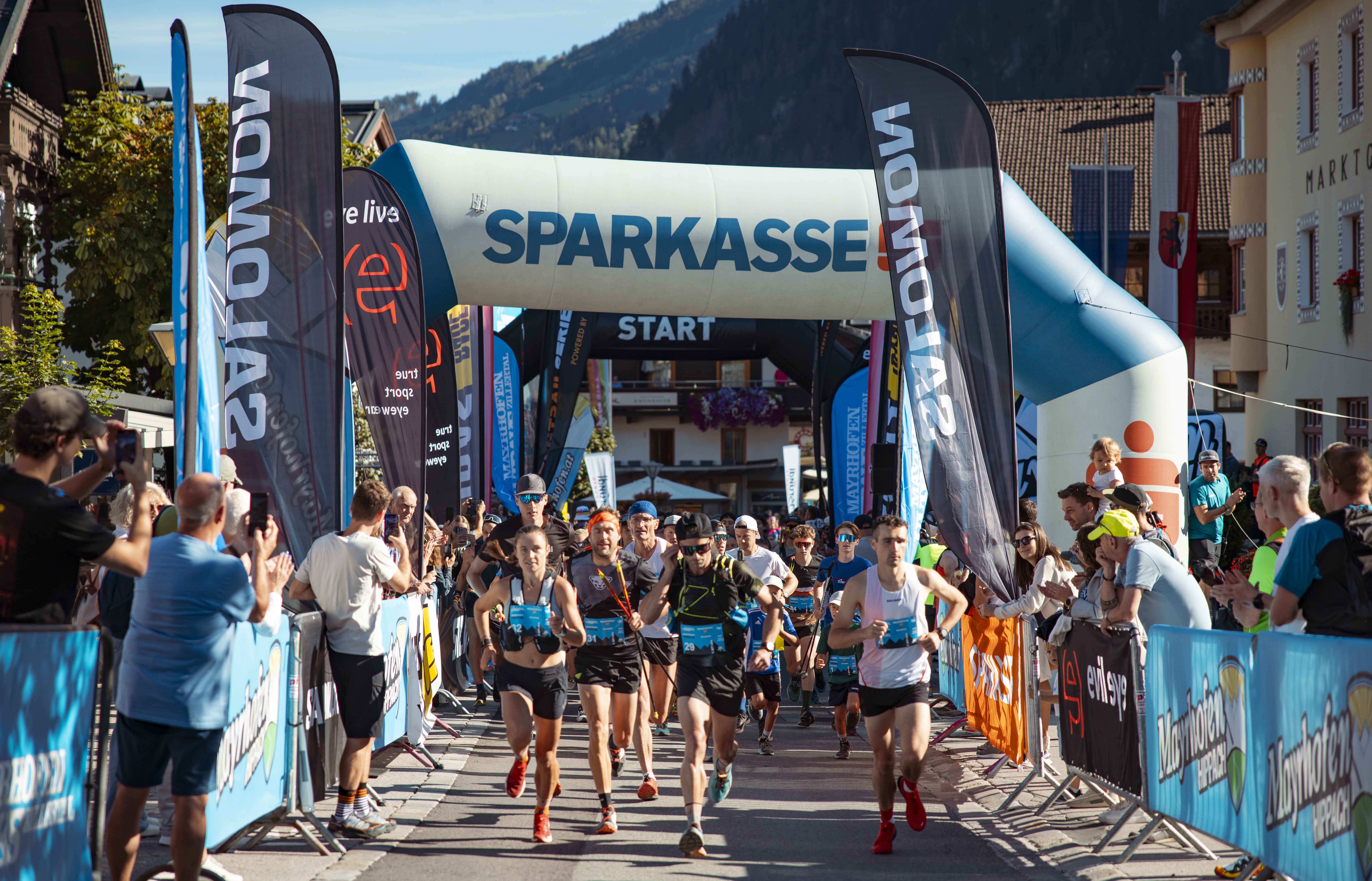 Startbereich eines Trailruns in Mayrhofen mit Läufer und Zuschauern