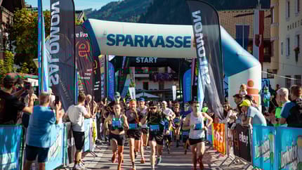 Startbereich eines Trailruns in Mayrhofen mit Läufer und Zuschauern