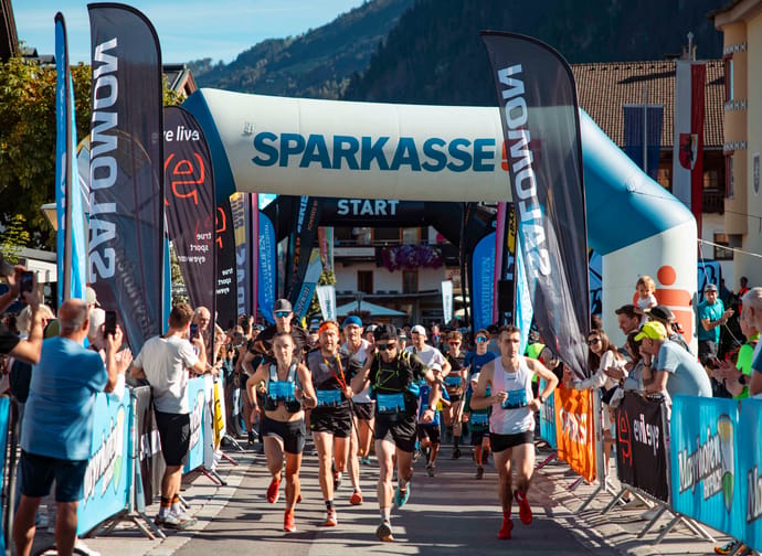 Startbereich eines Trailruns in Mayrhofen mit Läufer und Zuschauern