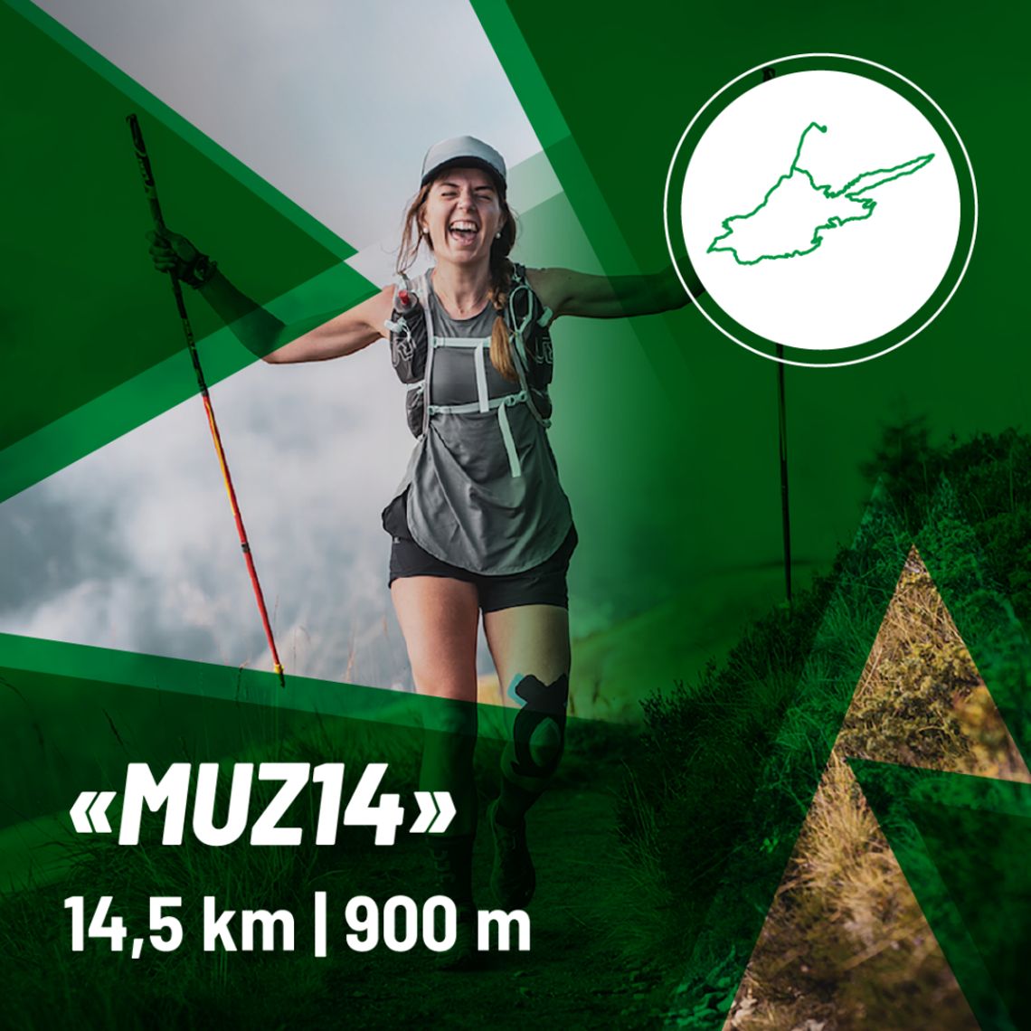 MUZ14 - Strecke Mayrhofen Ultraks Eine lächelnde Trailrunnerin mit Stöcken läuft auf einem Bergpfad der MUZ14-Strecke in Mayrhofen (14,5 km, 900 Höhenmeter). Umgeben von Nebel, Wiesen und Bergen, oben rechts ein rundes Streckenlogo mit Höhenprofil.