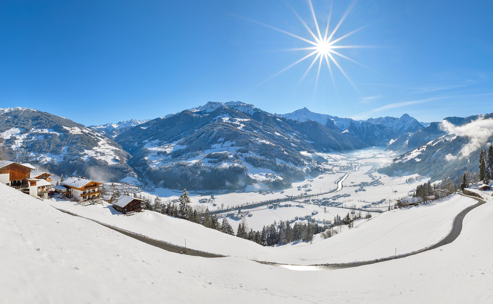 Winter in der Ferienregion Mayrhofen-Hippach Winterpanorama der Ferienregion Mayrhofen-Hippach im Zillertal: sonnige, verschneite Berge, Winterwanderwege und stimmungsvolle Ausflugsziele.