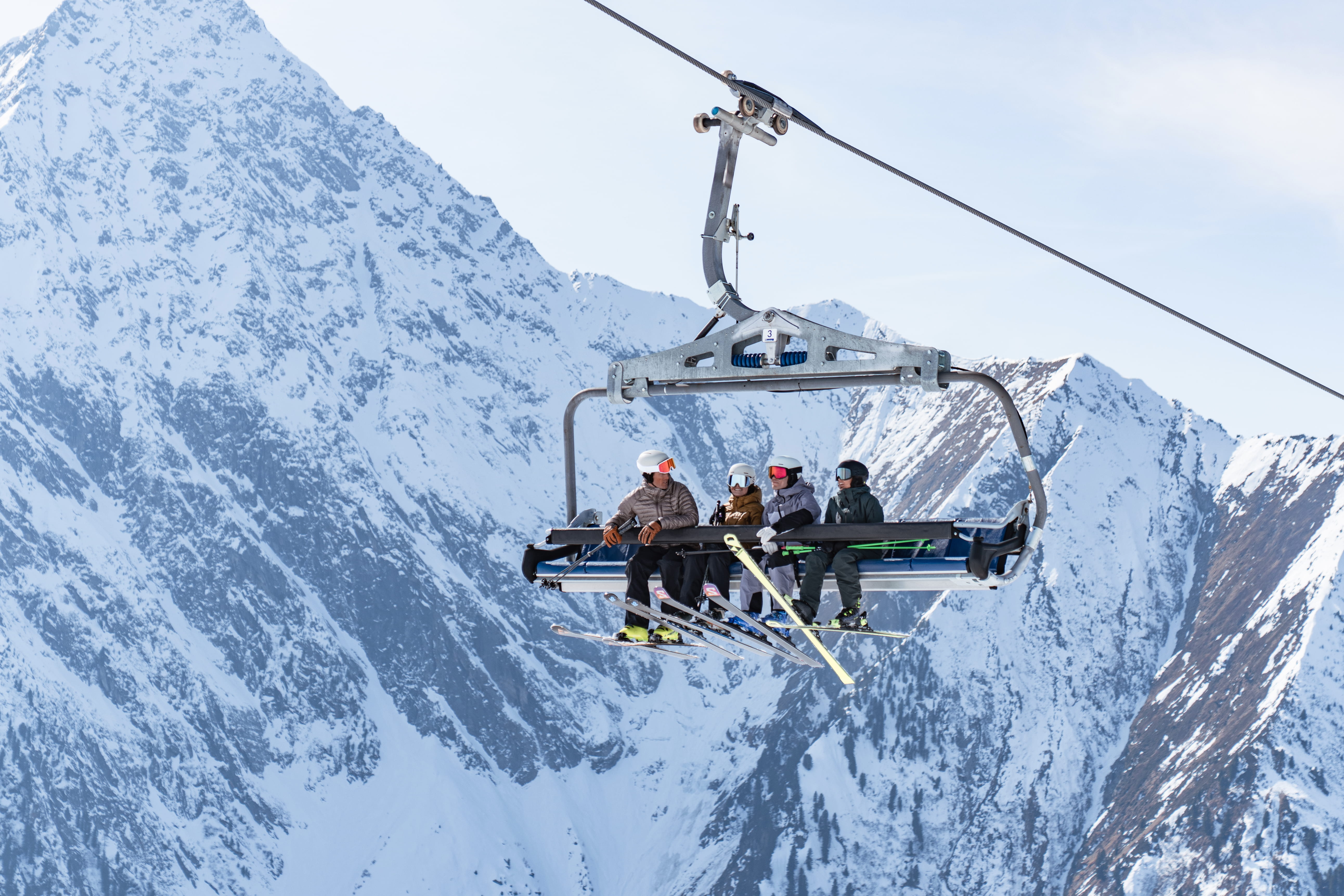 Skifahrer am Lift im Skigebiet der Mayrhofner Bergbahnen