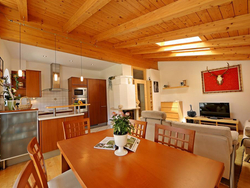feratel-ALPEN Appartements Moigg - MoiggII Mayrhofen - KÜCHE mit Marmorkamin
