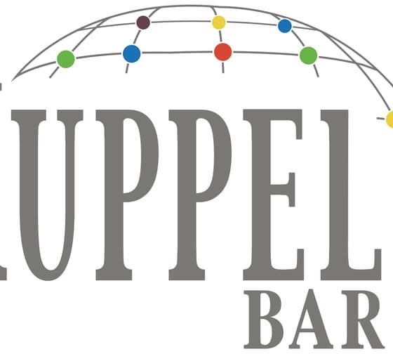 Das Bild zeigt das Logo der "Kuppel Bar" in grauer Schrift mit farbigen Punkten im Logo