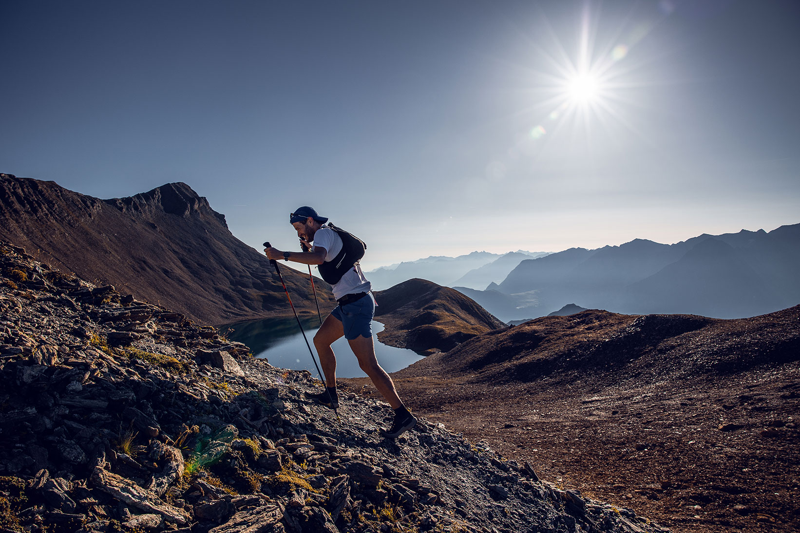 Läufer auf einem Weg neben dem Junssee