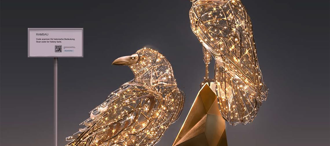 Zwei leuchtende Raben aus Lichtkunst als Fotopoint der Kampagne „6 Orte, 6 Plätze“ in Ramsau in der Ferienregion Mayrhofen-Hippach.