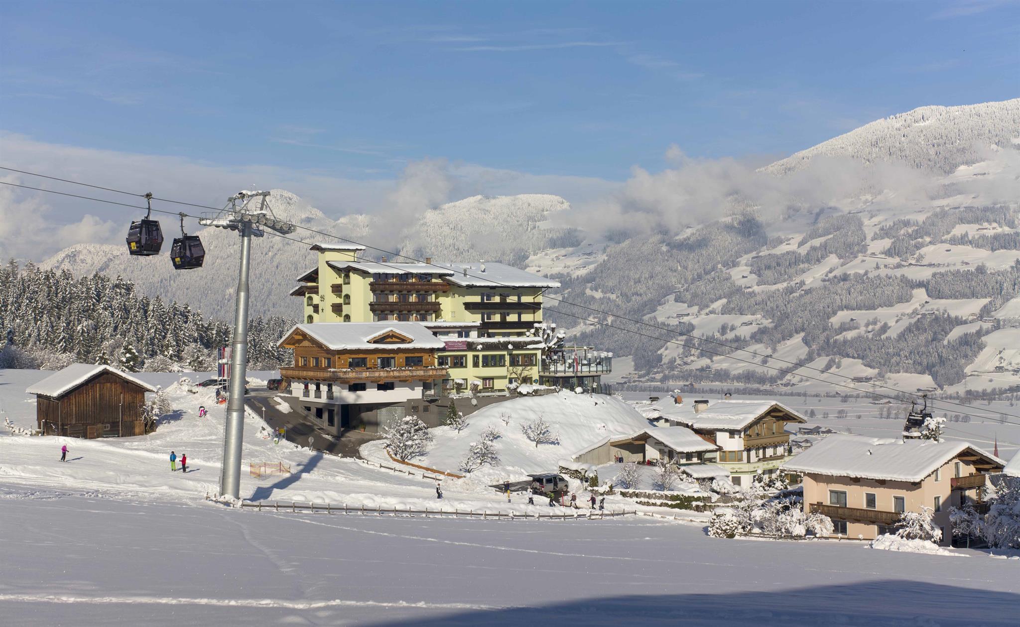 feratel-Hotel Waldfriede - Außenansicht mit Talabfahrt "Spieljochbahn"