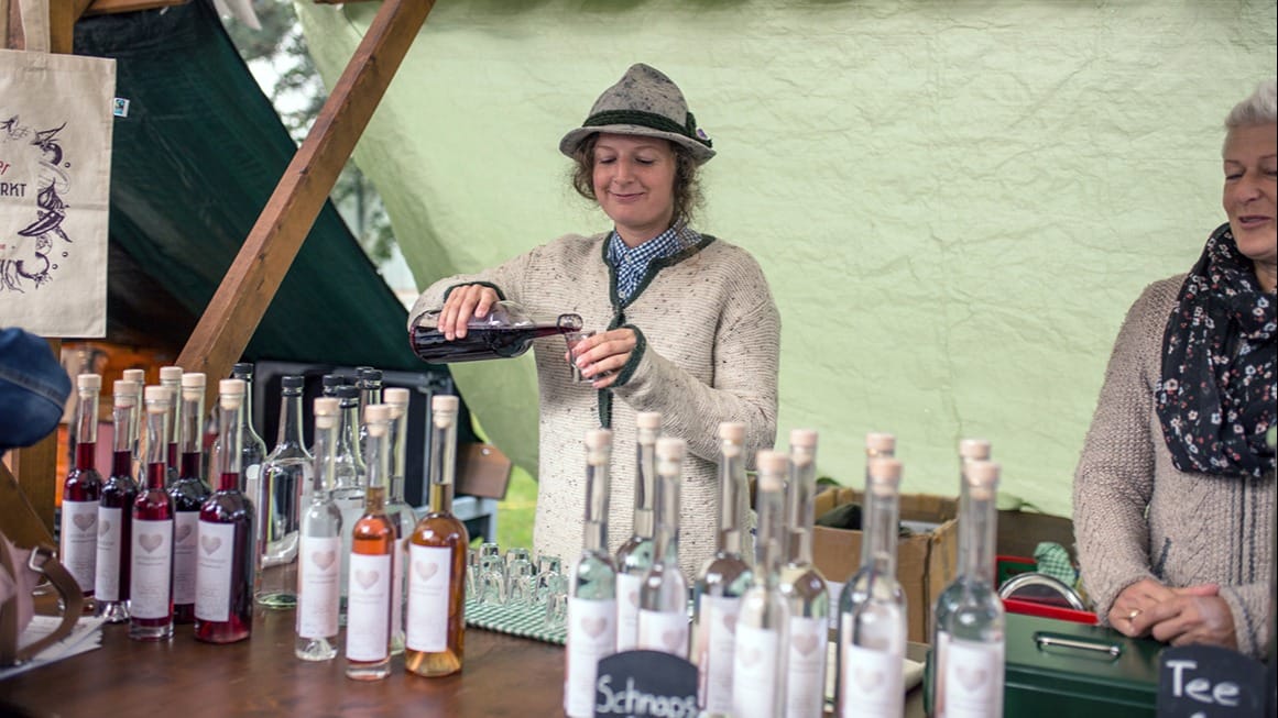 Der hausgemachte Schnaps von der Meisterwurz ist fixer Bestandteil eines jeden Bauernmarkts.