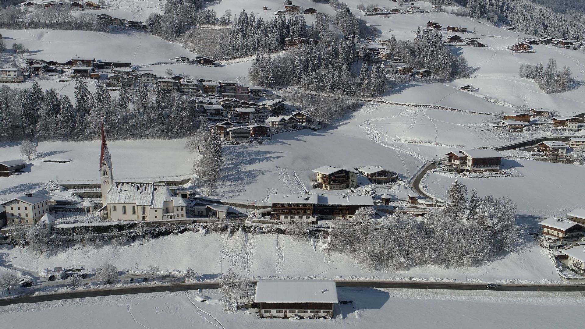Blick auf den Ort Hippach im Zillertal - Winter