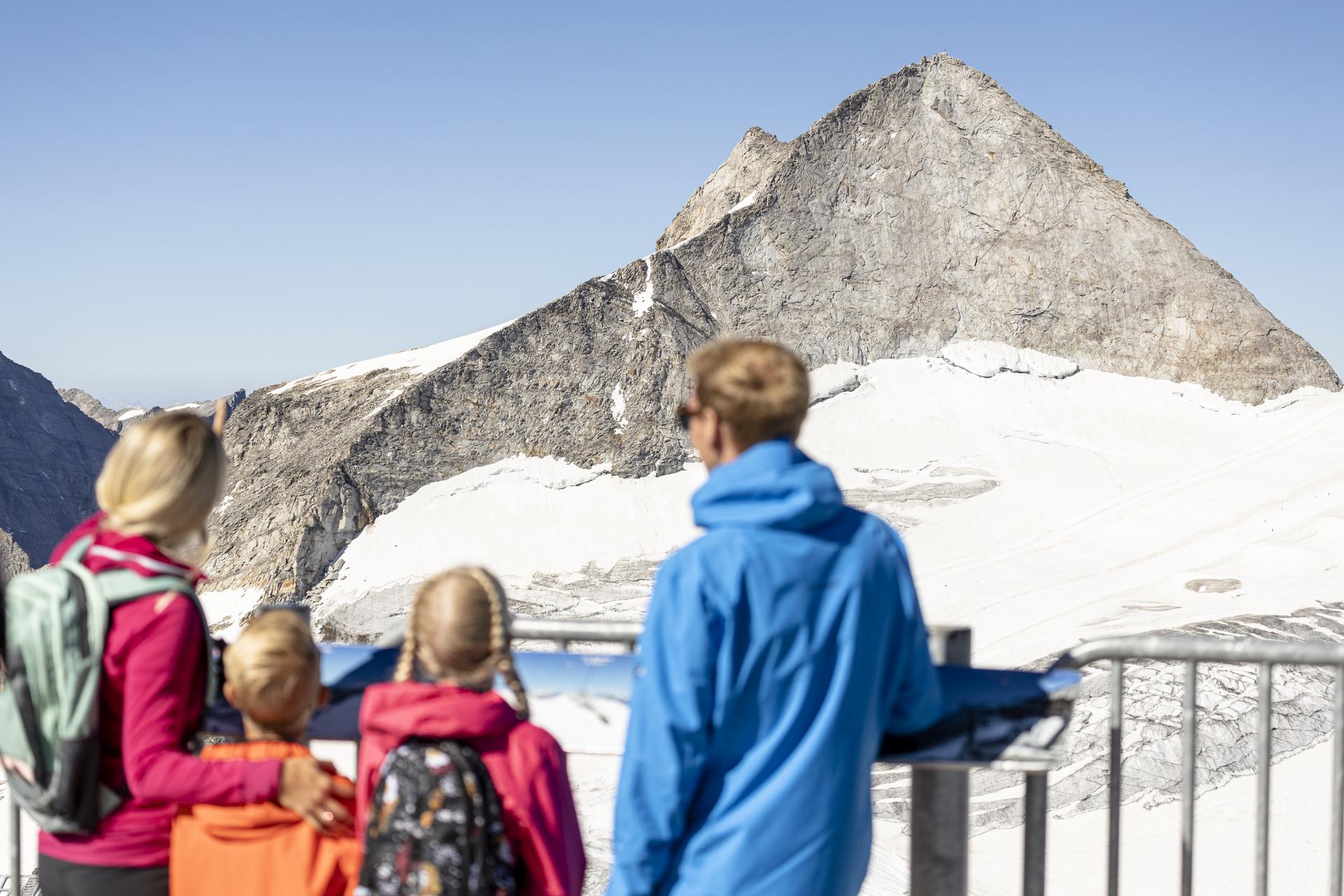 Familie auf der Panoramaterrasse am Hintertuxer Gletscher, auf 3.250m, im Hintergrund der Olperer