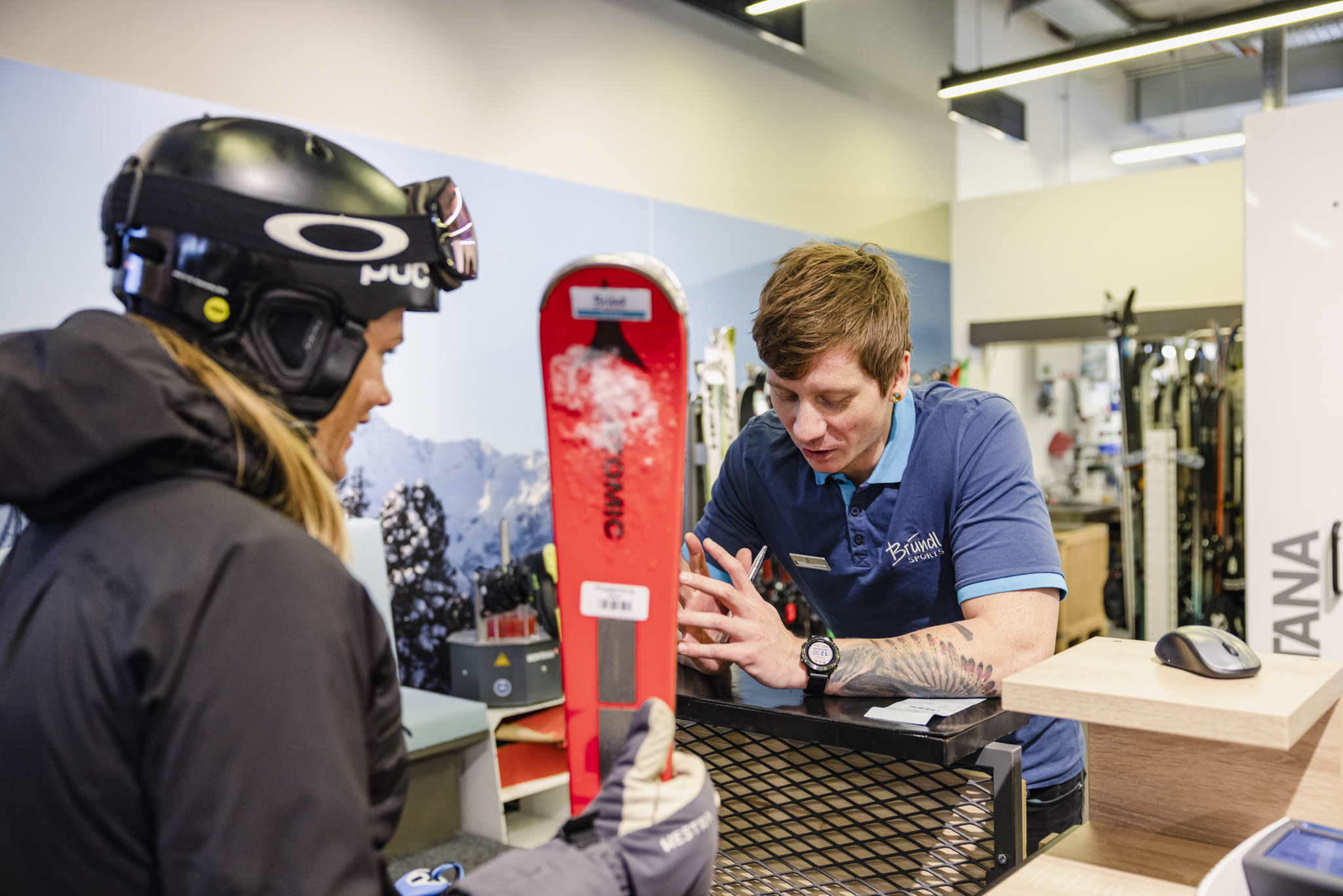 Frau und Mann im Skiverleih bei Bründl Sports in Mayrhofen