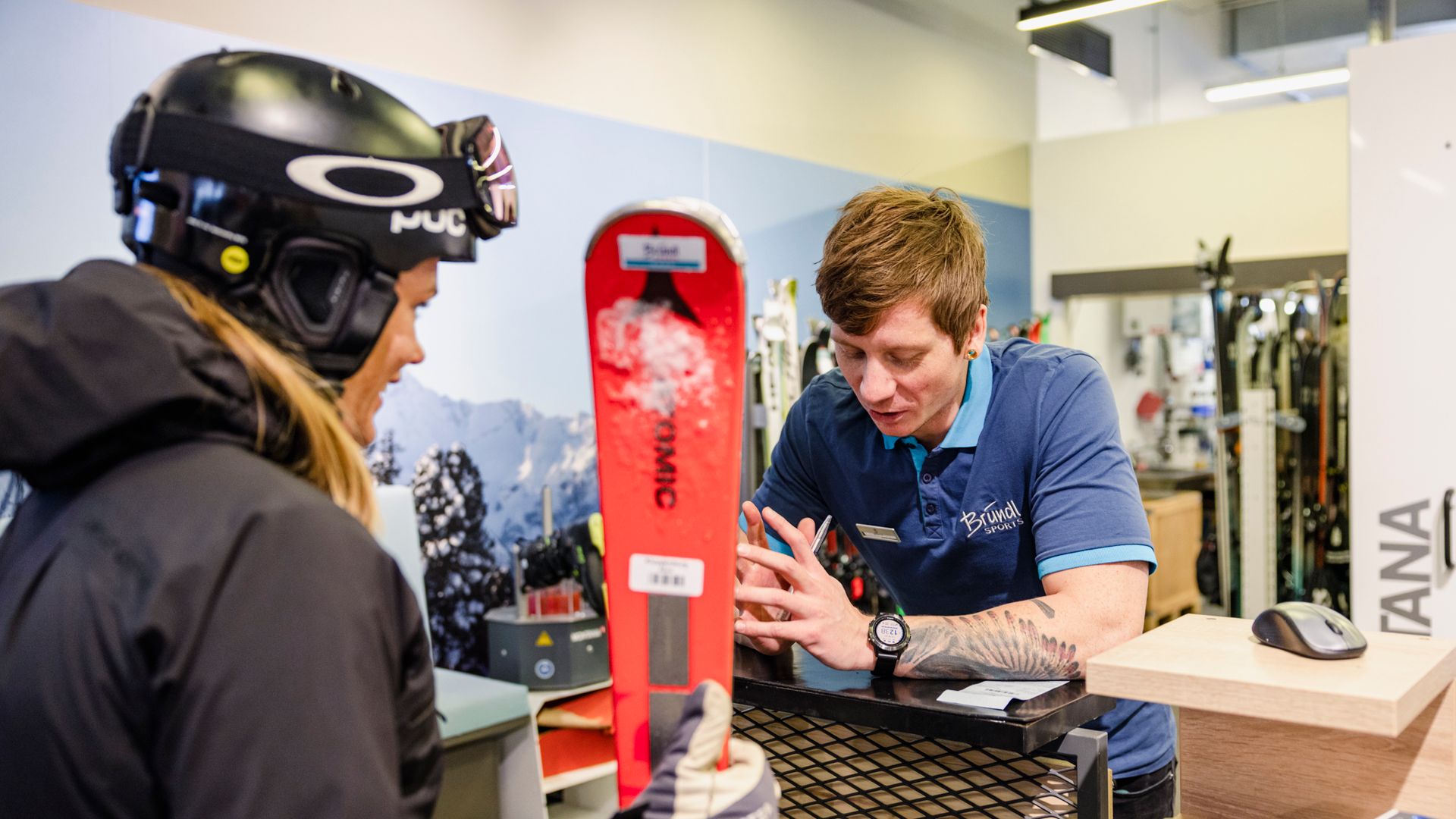 Frau und Mann im Skiverleih bei Bründl Sports in Mayrhofen