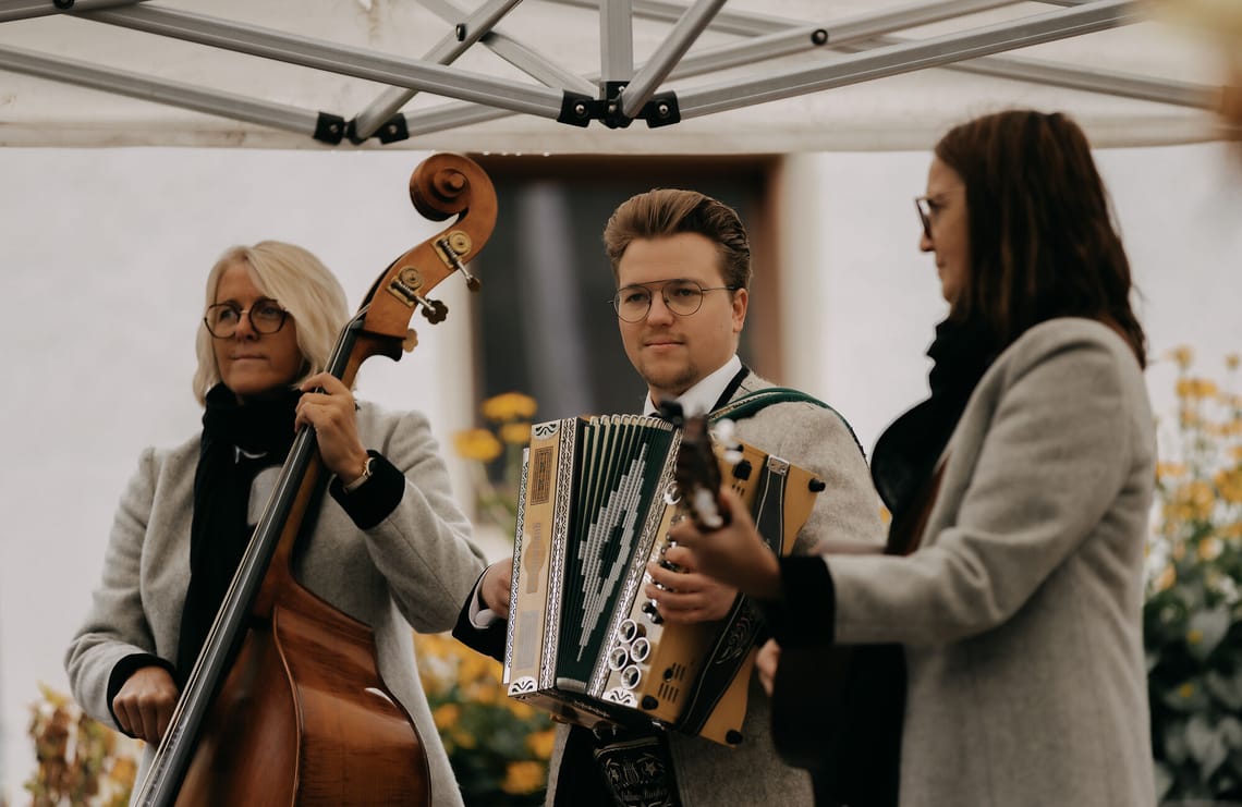 Zillertal Harmonie | Zillertaler Bauern- und Musikherbst Musikgruppe Zillertal Harmonie beim Zillertaler Bauern- und Musikherbst: Musikerinnen und Musiker in Tracht spielen gemeinsam Kontrabass, Akkordeon und weitere Instrumente.