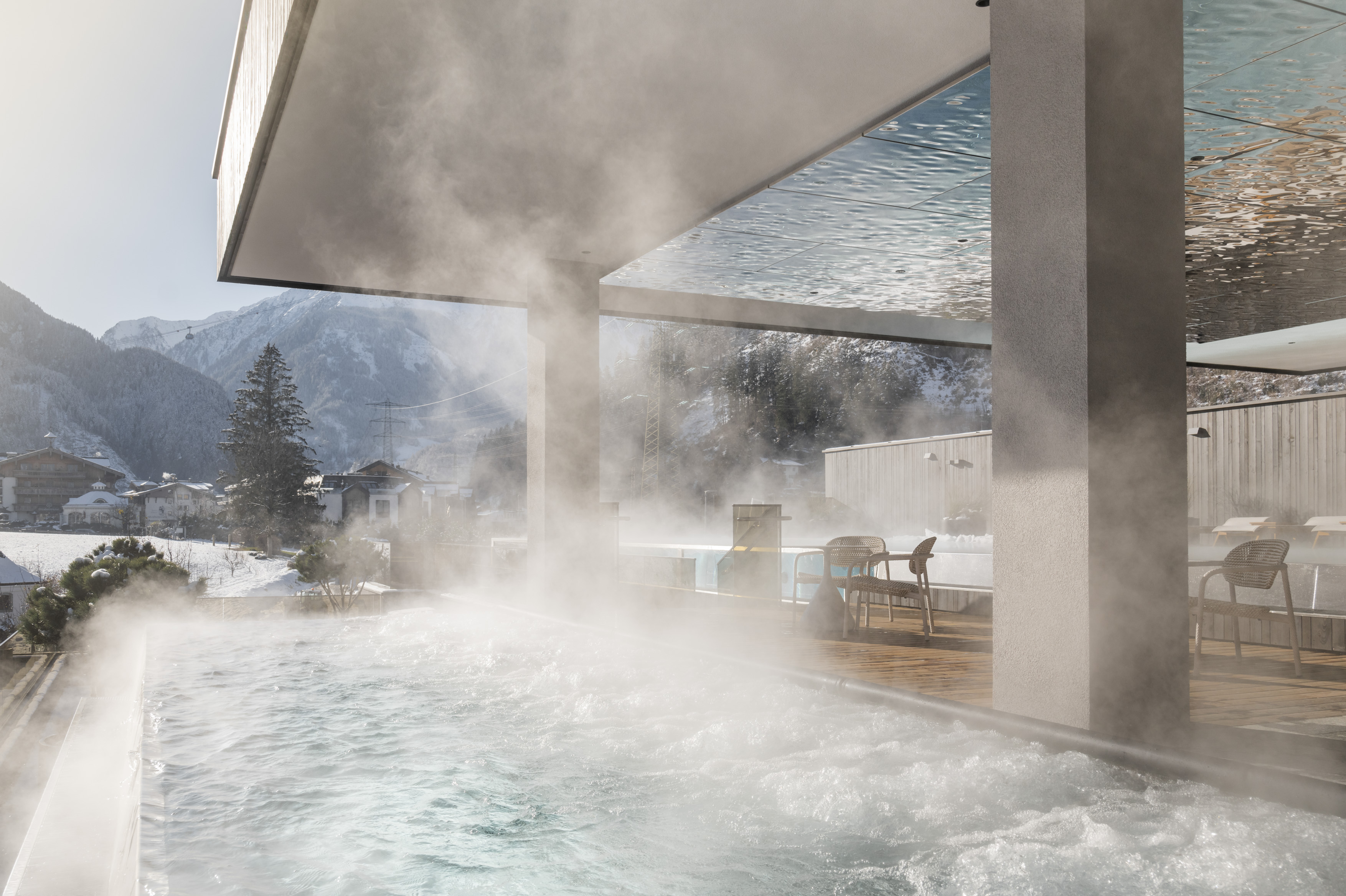 Relaxpool im Neuhaus Zillertal Resort